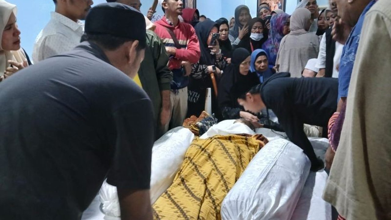 Abdul Gani Kasuba, mantan Gubernur Maluku Utara, meninggal dunia dan akan dimakamkan di kampung halamannya di Halmahera Selatan sesuai wasiatnya.