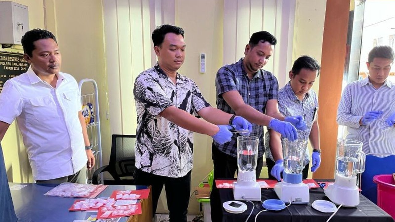 Satresnarkoba Polres Banjarbaru memusnahkan 350 butir obat terlarang dan 146,72 gram sabu hasil pengungkapan delapan kasus narkoba selama Februari-Maret 2025, dengan 10 tersangka telah diamankan.