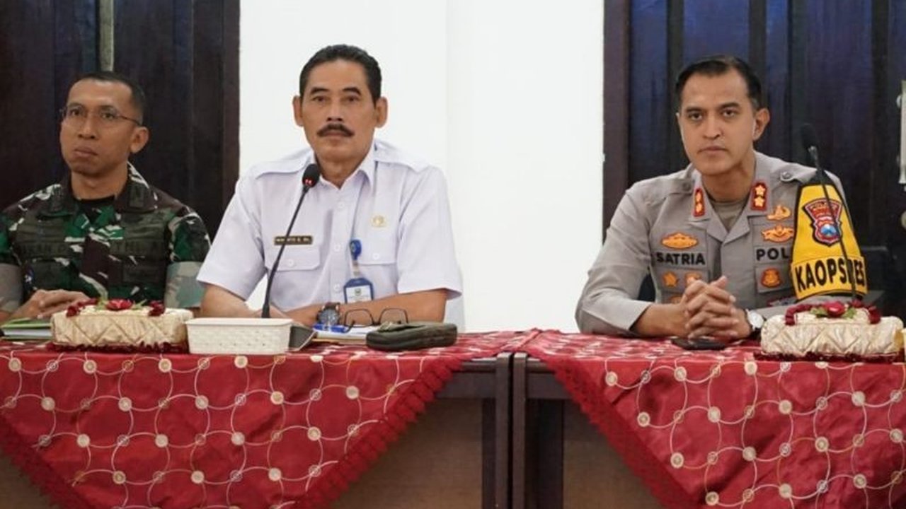 Polres Magetan fokus mengamankan empat TPS rawan dalam PSU Pilkada 2024 dengan mengerahkan 300 personel dan berkoordinasi dengan berbagai pihak untuk memastikan proses berjalan lancar dan kondusif.