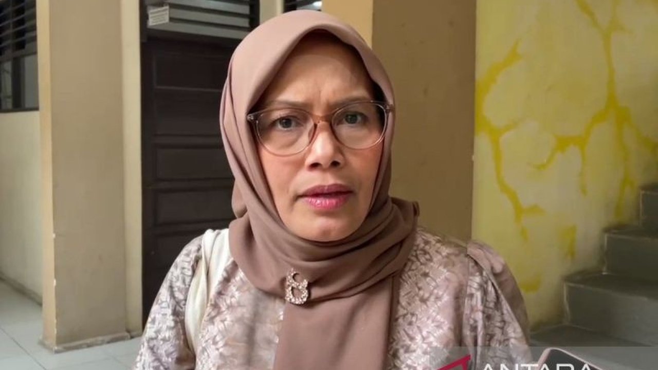 Pemerintah Kota Banjarmasin memprioritaskan penguatan tebing sungai sebagai solusi penanggulangan banjir pada tahun 2025, termasuk normalisasi Sungai Veteran dengan bantuan pemerintah pusat dan Bank Dunia.