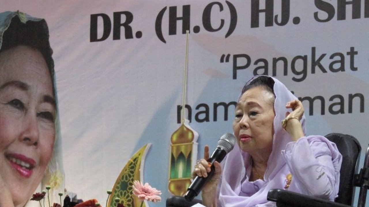 Sinta Nuriyah, istri almarhum Gus Dur, berbuka puasa bersama komunitas Tionghoa di Jember, Jawa Timur, sebagai wujud nyata toleransi dan mempererat tali silaturahmi antarumat beragama dan budaya.