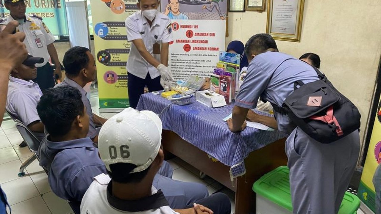 Terminal Kalideres Jakarta Barat membuka posko terpadu dan kesehatan untuk kelancaran mudik Lebaran 2025, dilengkapi pemeriksaan kesehatan gratis dan tes urine bagi pengemudi.