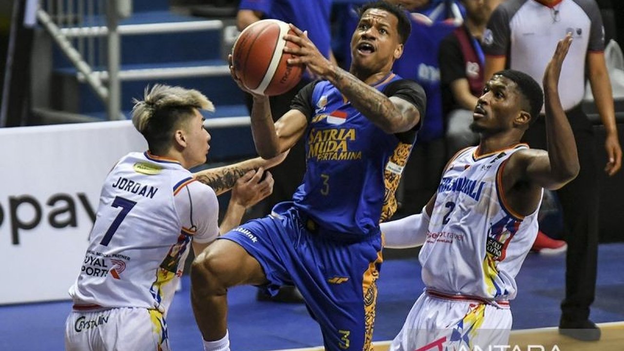 Satria Muda kokoh di puncak klasemen IBL setelah mengalahkan Bima Perkasa Jogja dengan skor 83-59 dalam pertandingan Jumat malam di Jakarta.