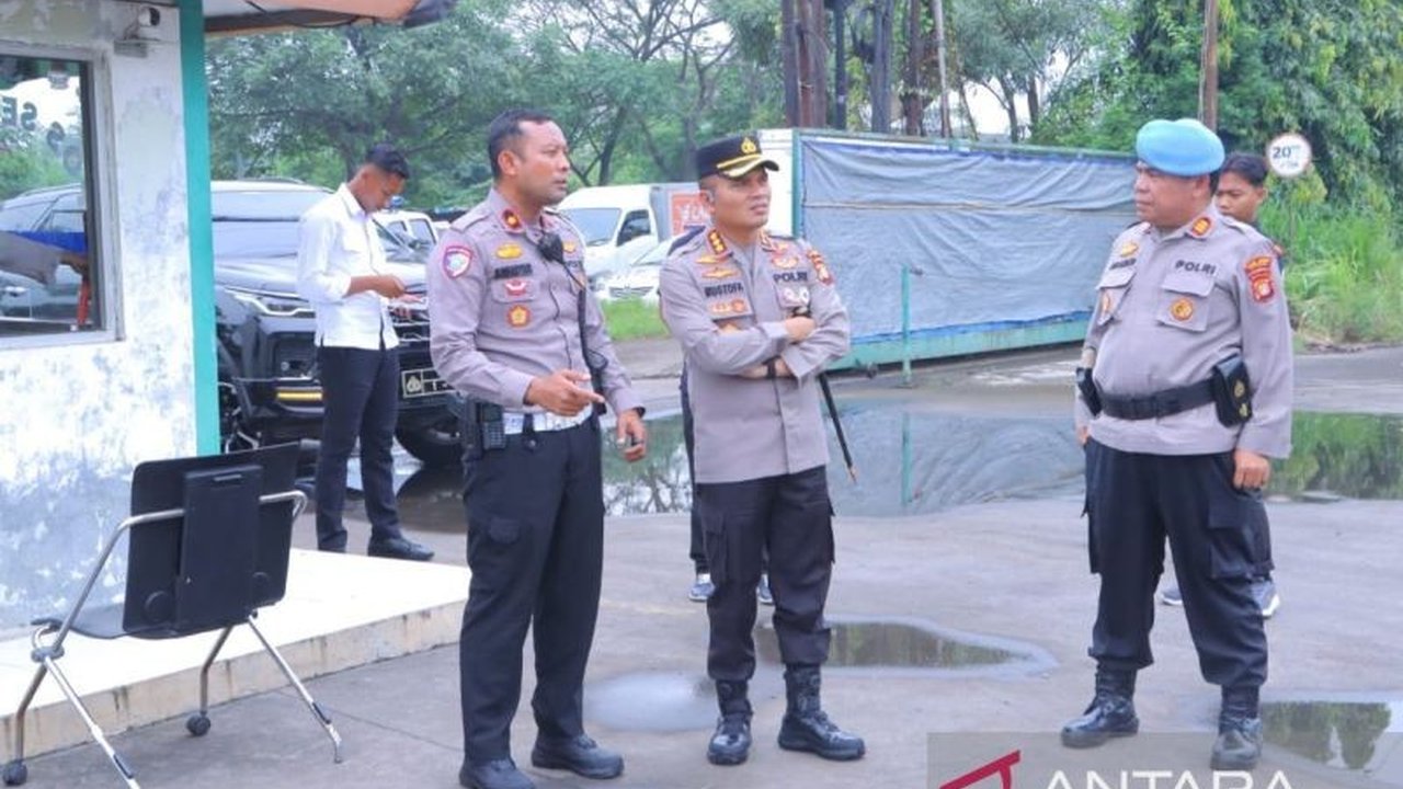 Polres Metro Bekasi cek jalur mudik dan pos pengamanan untuk memastikan kelancaran arus mudik dan keamanan pemudik menjelang Lebaran 2025.