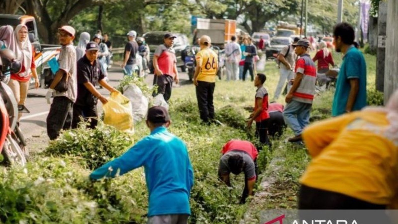 Bupati dan Wakil Bupati Dompu, NTB, memimpin langsung gerakan Jumat bersih, mengajak masyarakat untuk membudayakan pola hidup sehat dan gotong royong menjaga kebersihan lingkungan.