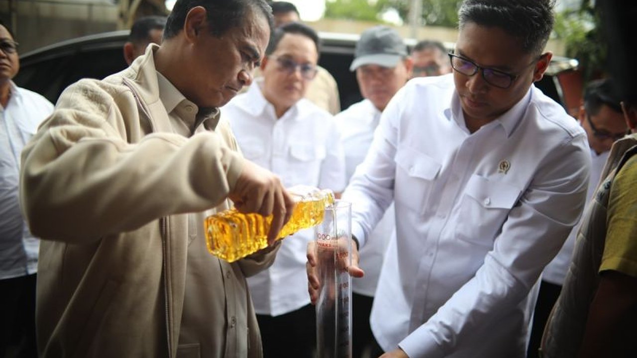 Menteri Pertanian menemukan tujuh perusahaan di Surabaya mengurangi volume Minyakita, melanggar HET dan merugikan konsumen; Satgas Pangan akan menindak tegas.