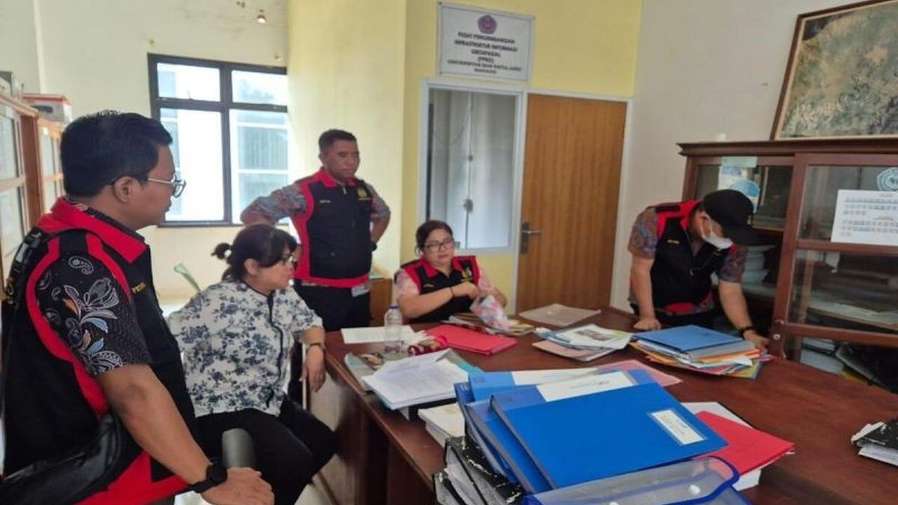 Kejaksaan Tinggi Sulawesi Utara menggeledah Rektorat dan Kantor LPPM Unsrat terkait dugaan korupsi penyimpangan dana kerja sama dengan pihak ketiga periode 2015-2024.