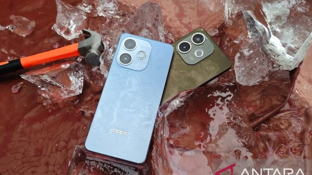 Oppo A5 Pro melewati serangkaian uji ketahanan ekstrem, termasuk hantaman palu, rendaman berbagai cairan, dan air panas, membuktikan ketangguhannya.