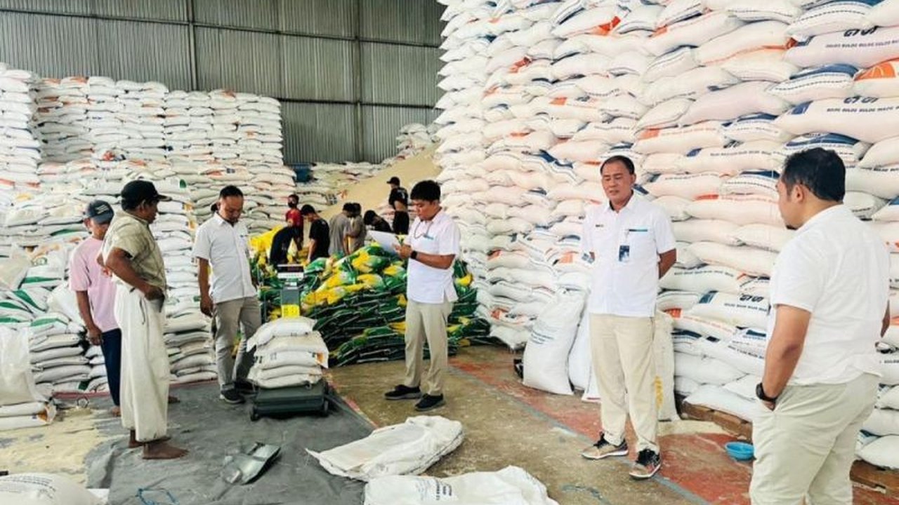 Bulog Cabang Rejang Lebong telah menyerap 407,3 ton beras petani hingga awal Maret 2025, dengan target 600 ton untuk tiga kabupaten di Bengkulu, kendati terkendala kapasitas gudang.