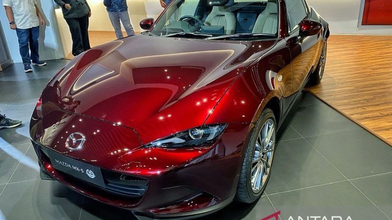 Mazda Indonesia meluncurkan MX-5 35th Anniversary Edition yang terbatas hanya 5 unit, dengan harga Rp973.300.000 per unit,  merayakan 35 tahun ikon roadster legendaris ini.