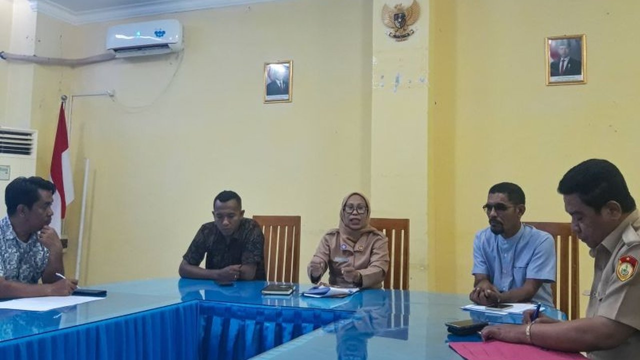 Dinas Kelautan dan Perikanan NTT menekankan pentingnya kearifan lokal seperti tradisi 'muro' dan 'kebang' dalam menjaga kelestarian laut dan ekosistemnya.