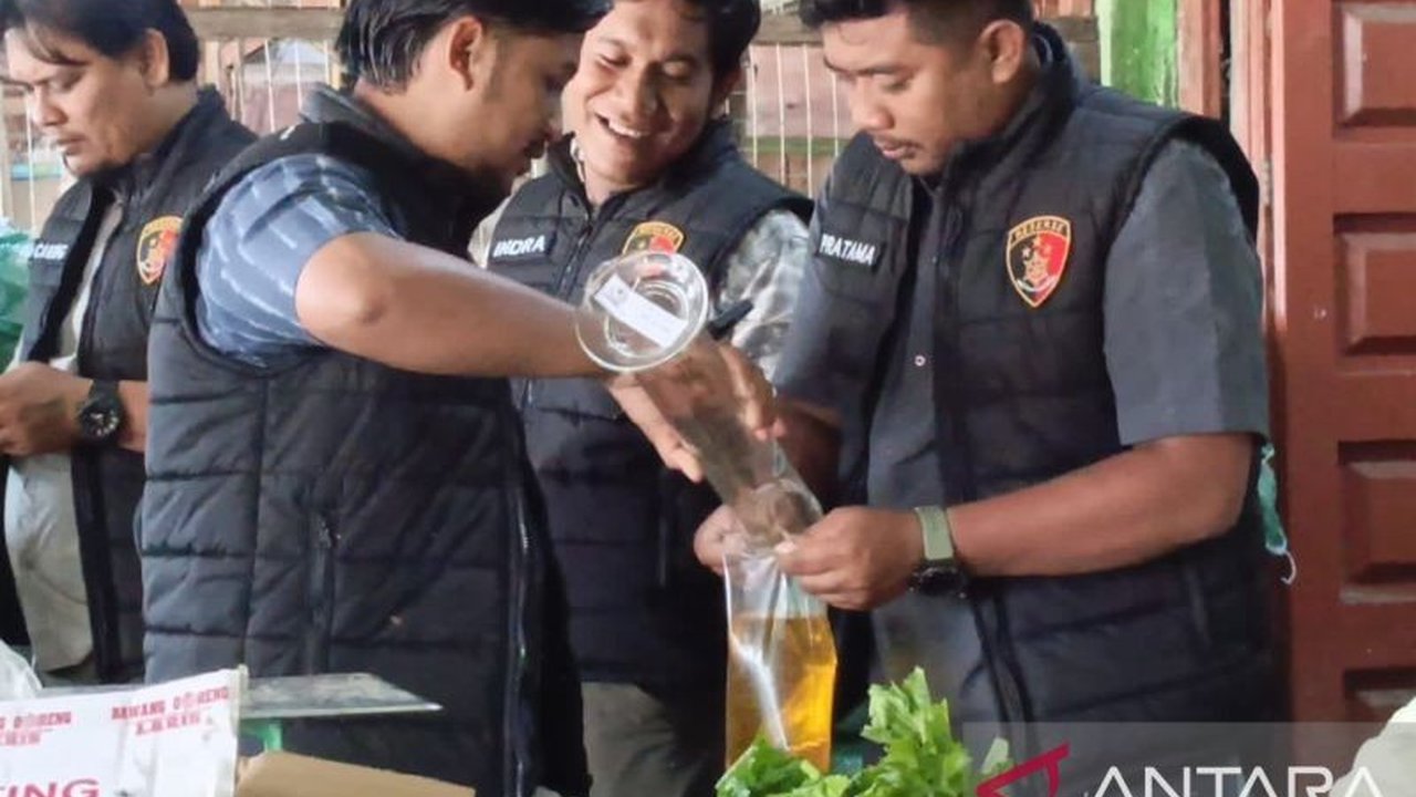 Tim Satgas Pangan Polres Aceh Barat melakukan pengecekan dan memastikan takaran Minyakita serta bahan pokok lainnya di Pasar Induk Bina Usaha Meulaboh sesuai dan stabil menjelang Ramadhan dan Idul Fitri.