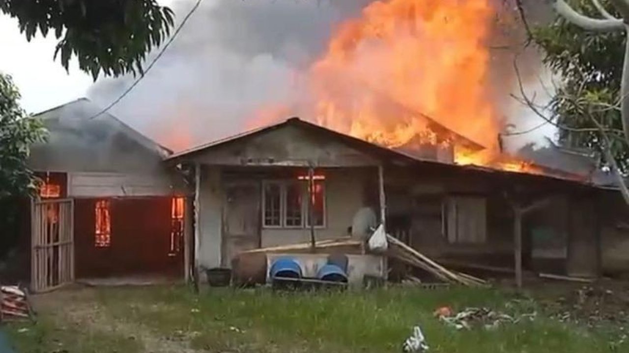 Lima rumah warga di Gampong Blang, Aceh Timur, ludes terbakar akibat dugaan arus pendek listrik, mengakibatkan kerugian mencapai Rp280 juta dan seluruh penghuni kehilangan harta benda.