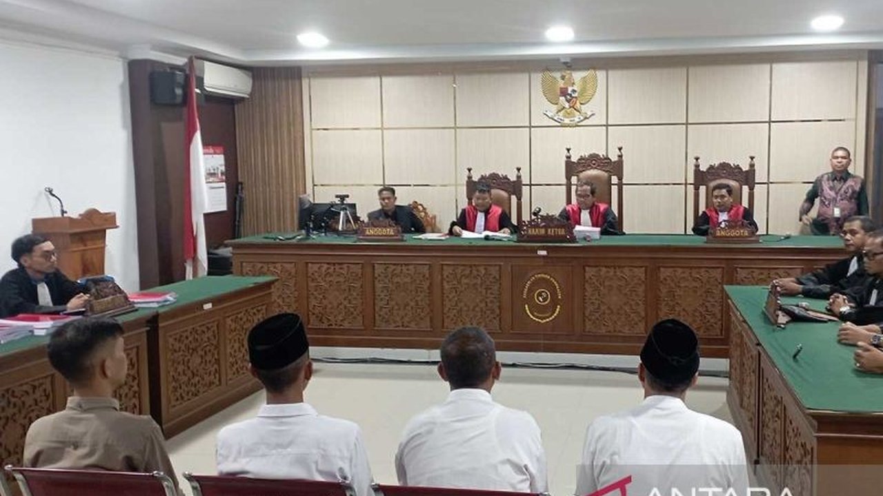 Kejaksaan Negeri Aceh Tengah menuntut empat terdakwa kasus korupsi pembangunan Masjid Agung Ruhama di Takengon masing-masing 5 tahun penjara dan denda, akibat kerugian negara mencapai Rp294,4 juta.