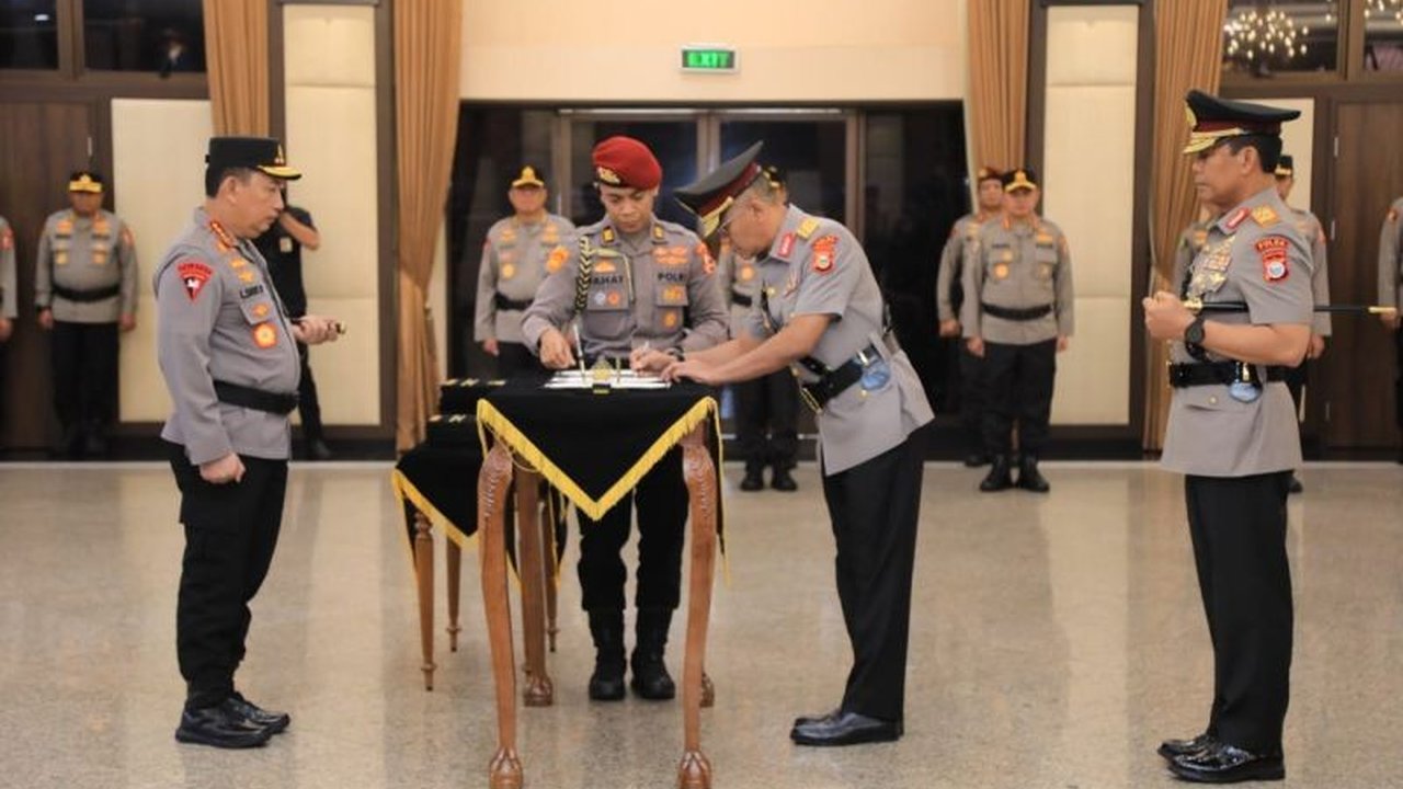 Kapolri Jenderal Listyo Sigit Prabowo memimpin serah terima jabatan sejumlah perwira tinggi Polri, menandai pergeseran kepemimpinan di berbagai wilayah dan posisi strategis.