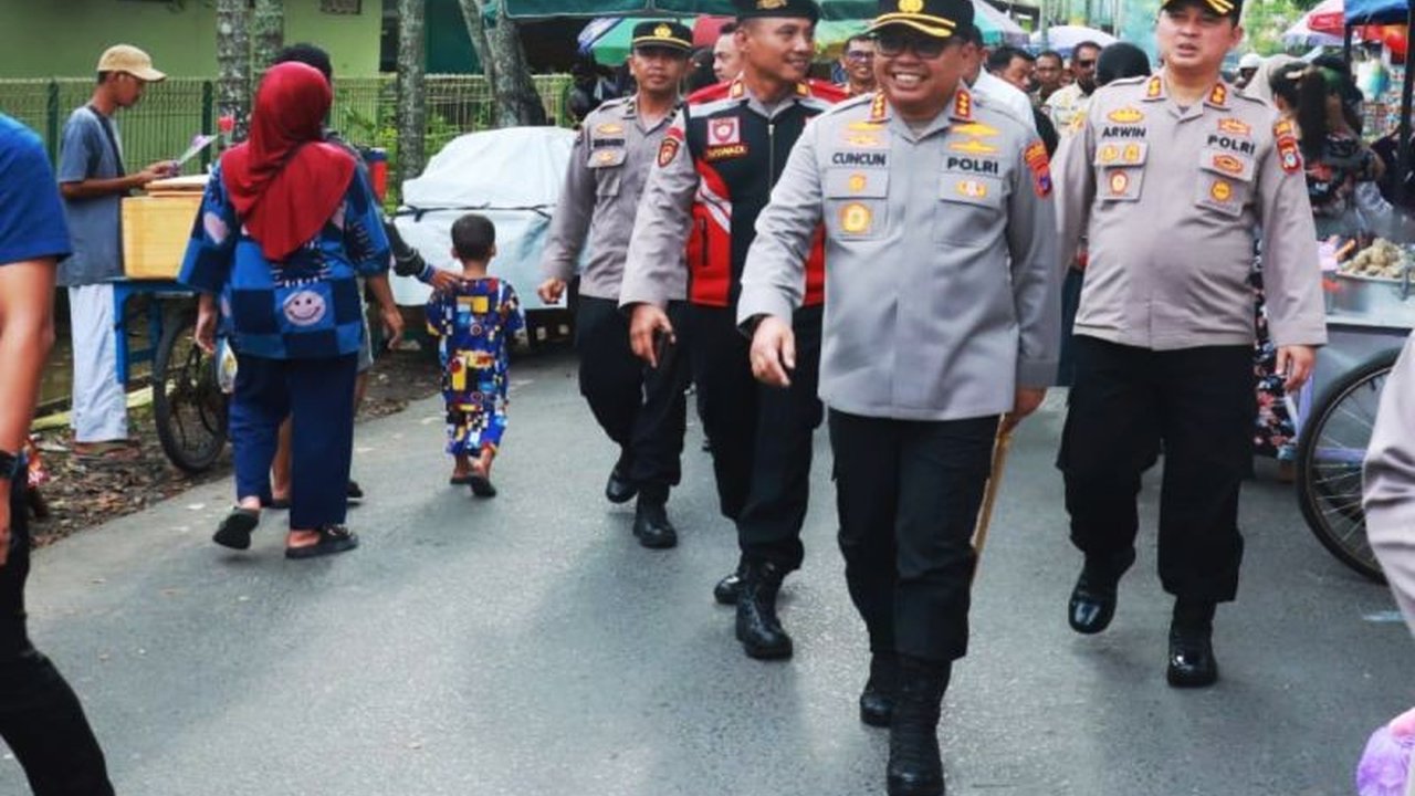 Kapolresta Banjarmasin, Kombes Pol Cuncun Kurniadi, memprioritaskan keamanan dan ketertiban masyarakat (kamtibmas) selama bulan Ramadhan di Banjarmasin, dengan penempatan personel di berbagai titik keramaian dan patroli rutin.