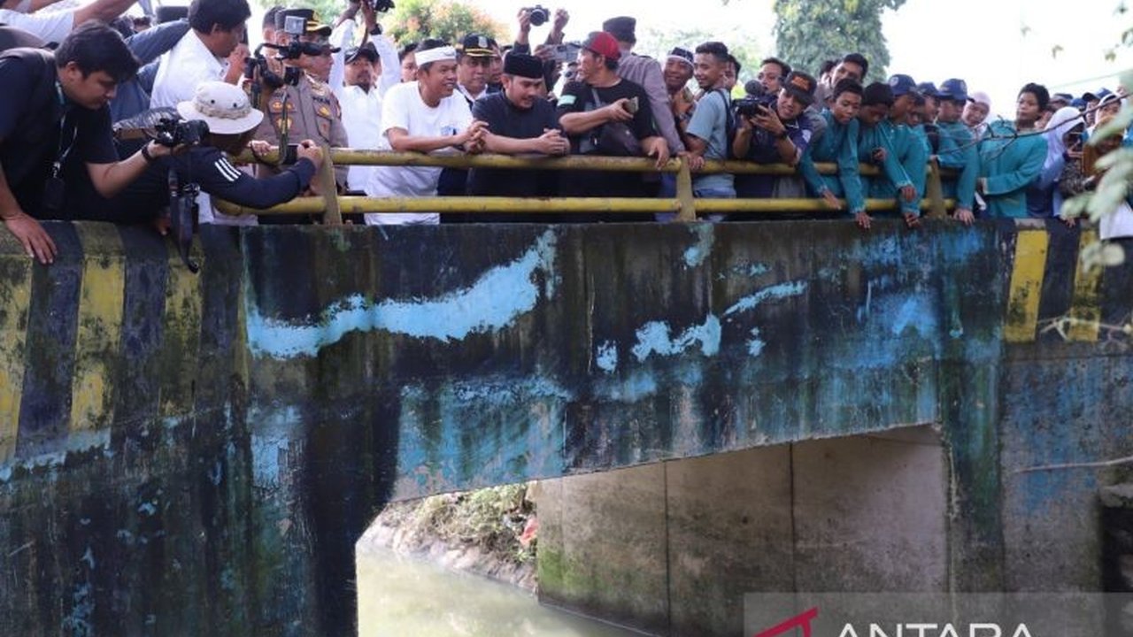 Gubernur Jawa Barat dan Bupati Bekasi menertibkan lebih dari 100 bangunan liar di Tambun Utara untuk mencegah banjir dan menormalisasi Kali Sepak Gabus.
