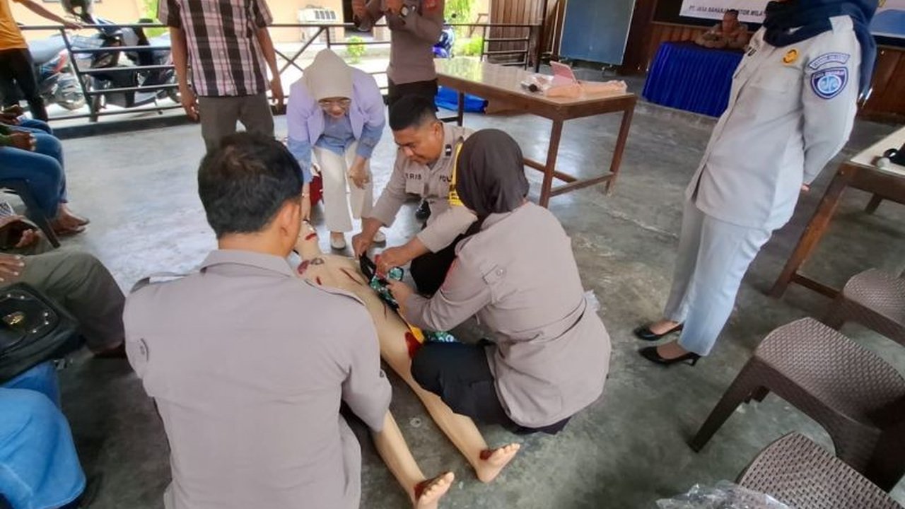 Biddokkes Polda Sulteng bersama Jasa Raharja memberikan pelatihan pertolongan pertama gawat darurat kepada anggota kepolisian dan masyarakat di Palu dan Sigi untuk meningkatkan kesiapsiagaan menghadapi situasi darurat.