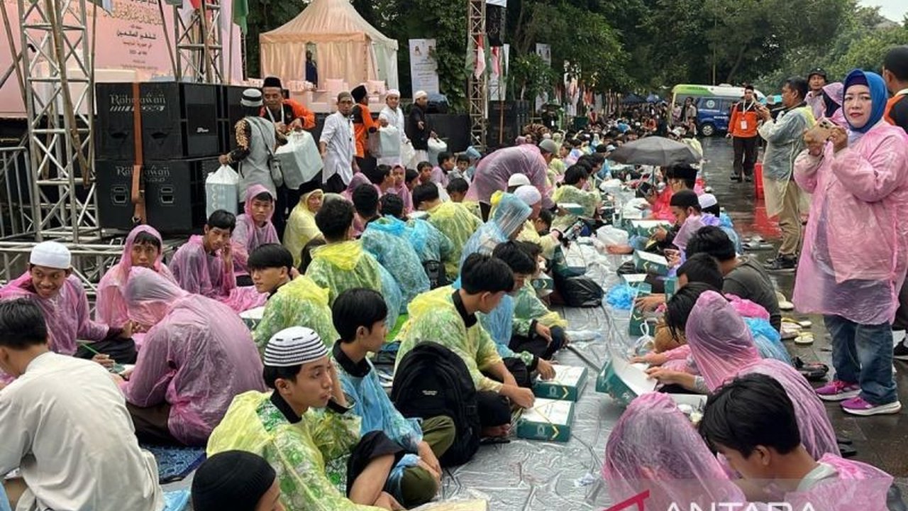 Buka puasa bersama sepanjang 2,8 kilometer di Solo, Jawa Tengah, memecahkan rekor MURI, mengalahkan rekor sebelumnya di Makassar.