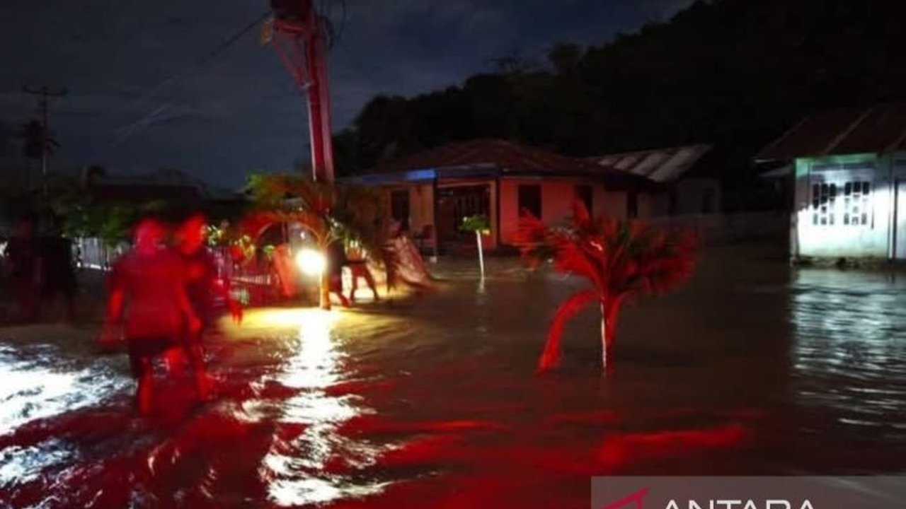 Banjir bandang di Parigi Moutong, Sulawesi Tengah menyebabkan jebolnya tanggul sungai di Desa Tomoni Barat, mengakibatkan 50 keluarga terdampak dan puluhan rumah tergenang.