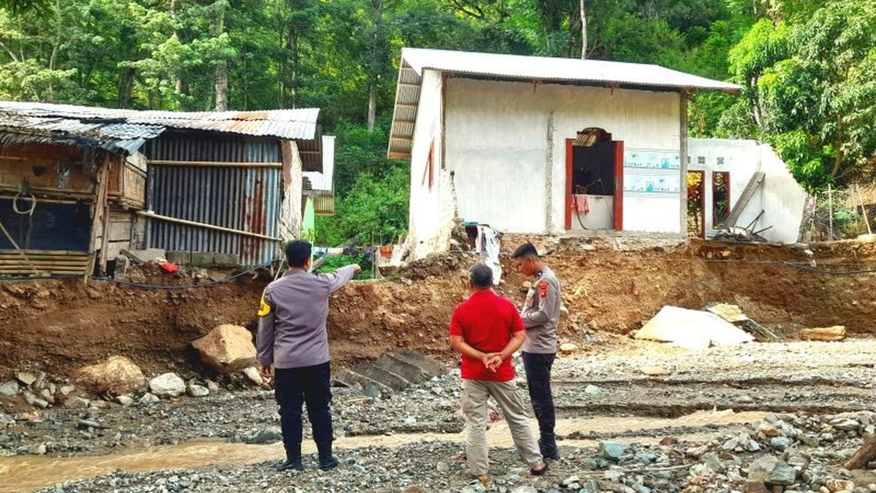 Waspada Banjir Bandang! Polsek Kabila Bone Imbau Warga Bantaran Sungai Biluango Besar Mengungsi