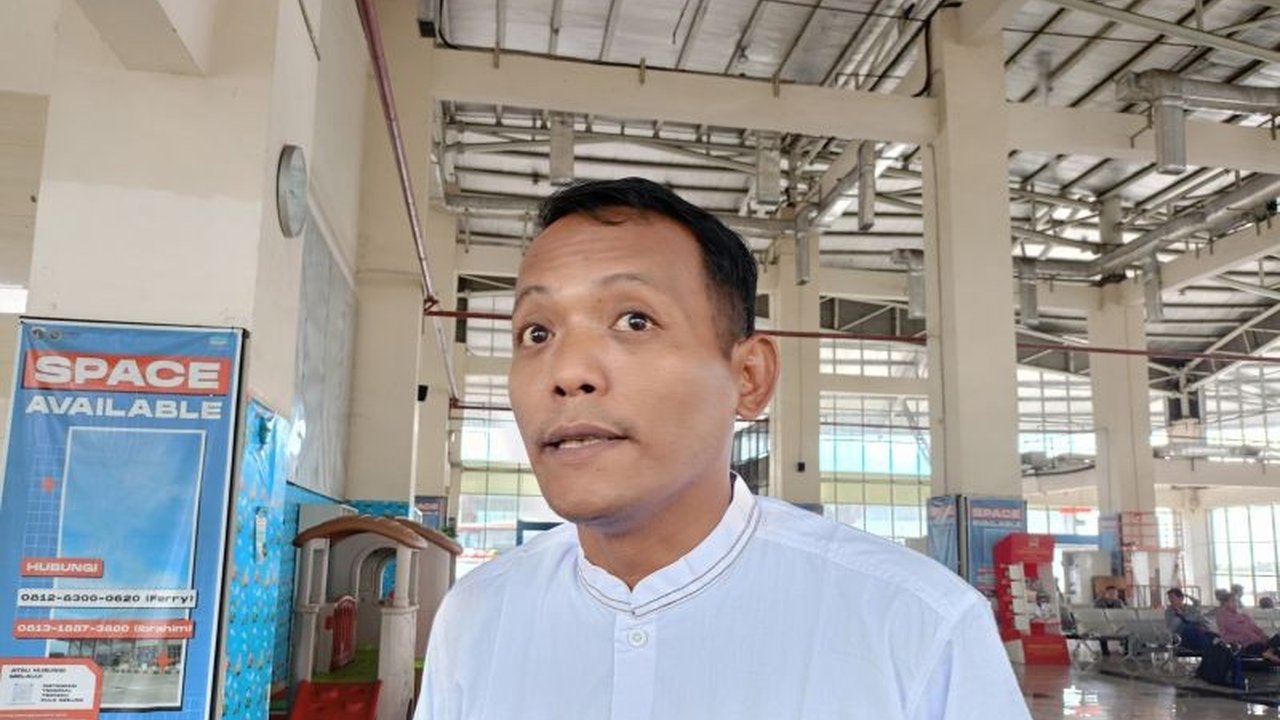 Terminal Pulo Gebang memprediksi lonjakan pemudik Lebaran 2025 hingga 15 ribu orang, meningkat 3-5 persen dari tahun lalu, dengan tujuan favorit Jawa Tengah dan Jawa Timur.