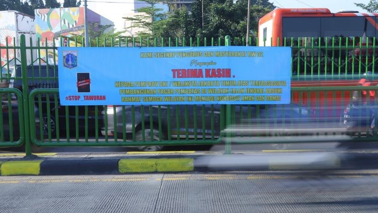 Pemkot Jaktim bangun pagar pembatas setinggi 2 meter sepanjang 330 meter di Jalan Basuki Rahmat untuk mencegah tawuran antar warga.
