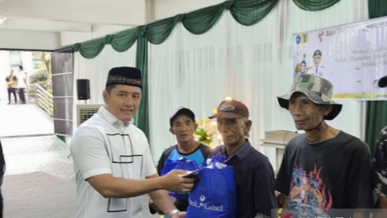 Kejari Hulu Sungai Tengah (HST) menyalurkan 150 paket sembako kepada para pengayuh becak dan warga prasejahtera, sebagai wujud kepedulian dan kolaborasi Forkopimda dalam meningkatkan kesejahteraan masyarakat.