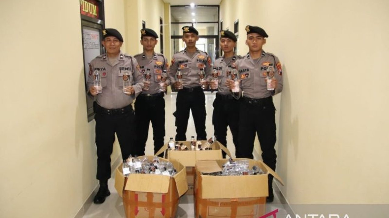 Polres Sumenep berhasil menyita 271 botol miras jenis arak Bali dari seorang warga di Bluto, Sumenep, dalam operasi penyakit masyarakat selama Ramadhan.