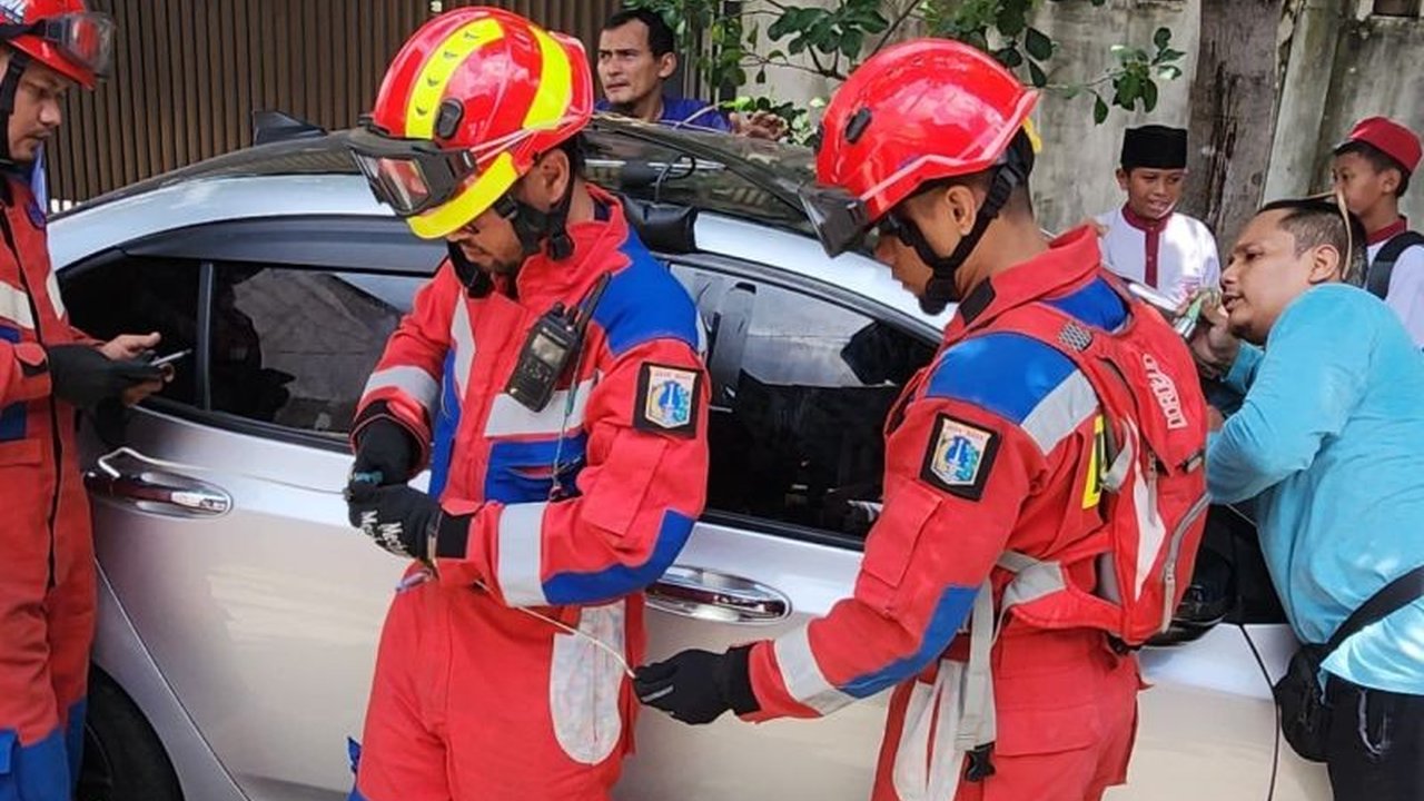 Dramatis! Gulkarmat Jakarta Utara Evakuasi Balita Terkunci di Mobil