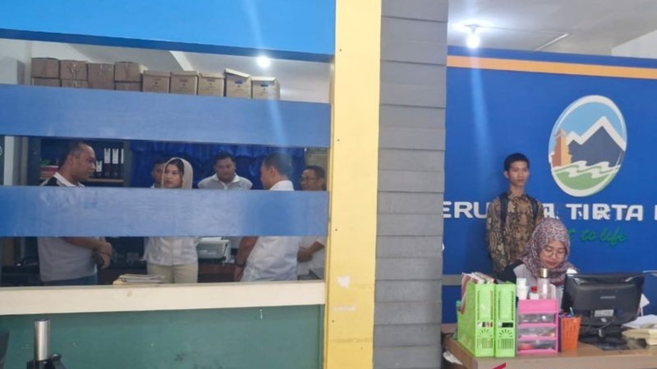 Bupati Kudus mengusulkan agar PDAM Tirta Muria mengembangkan bisnis air kemasan dan es batu untuk meningkatkan pendapatan asli daerah (PAD), memanfaatkan sumber daya yang telah ada.