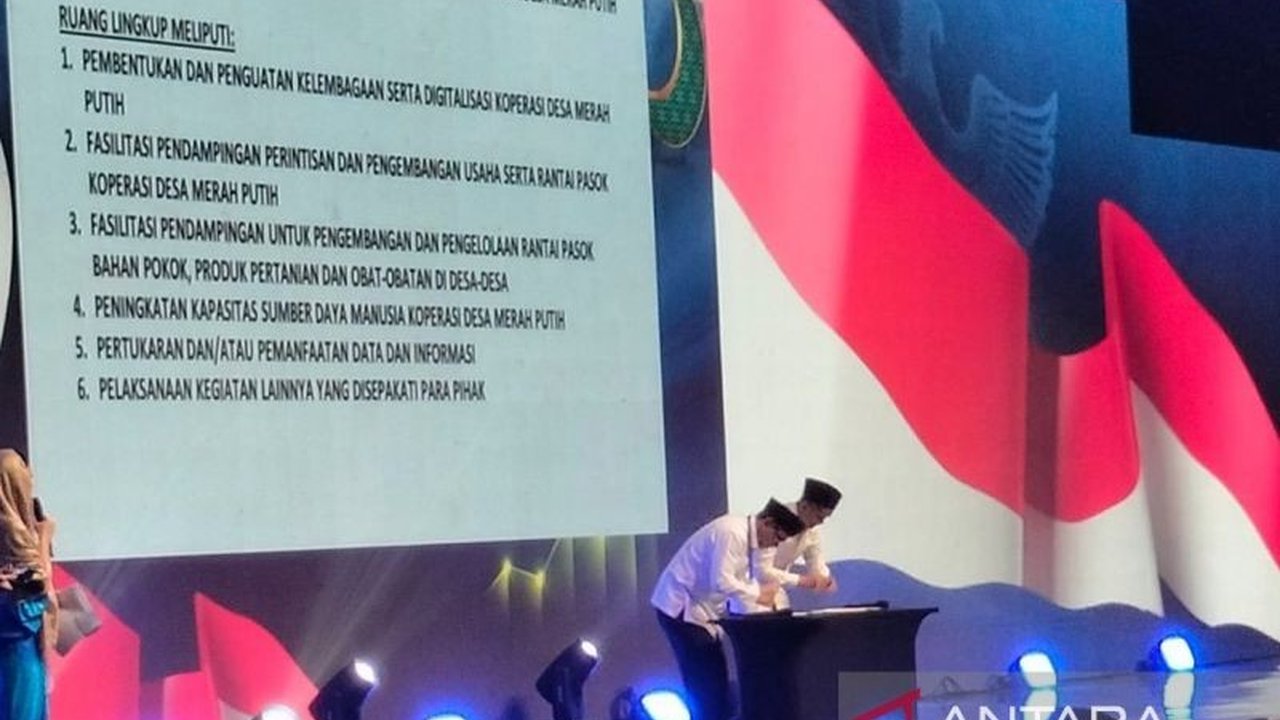Menkop Budi Arie Setiadi luncurkan Koperasi Desa Merah Putih untuk majukan desa, tekan kemiskinan ekstrem, dan bermitra dengan Kadin Indonesia.