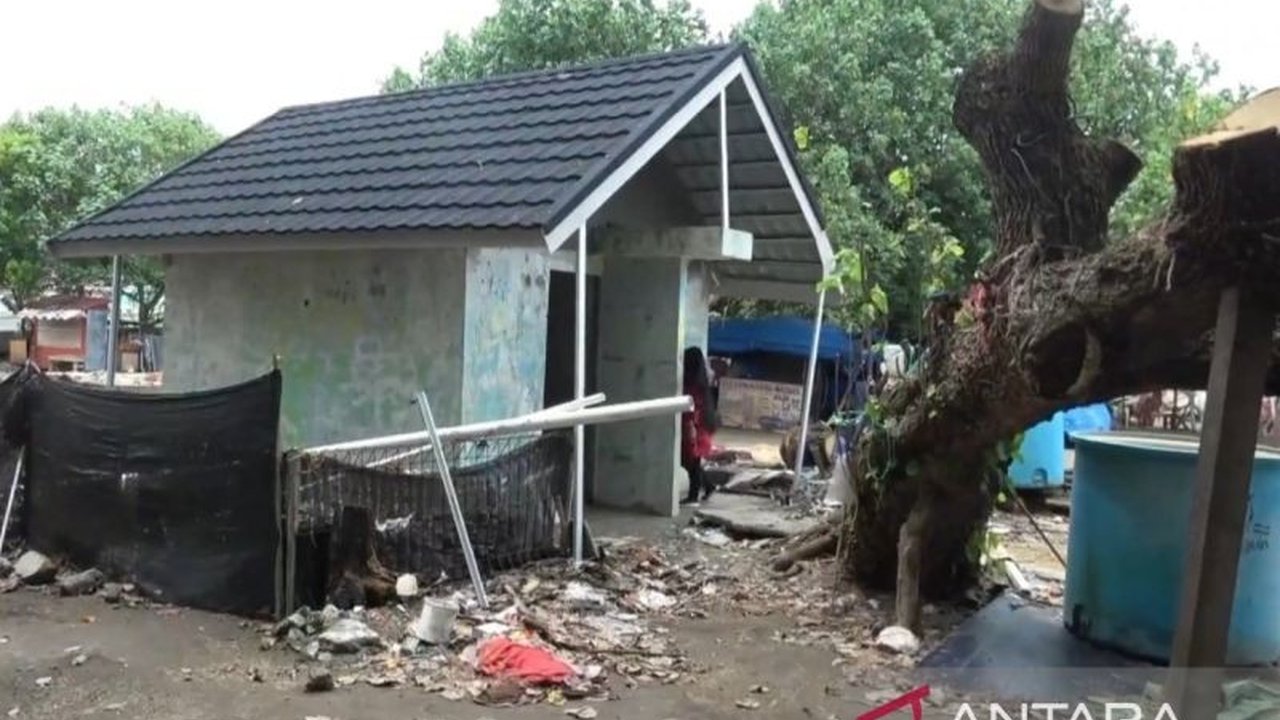 Pemerintah Kota Padang berbenah mempersiapkan Pantai Padang, ikon wisata andalan, agar lebih nyaman dan aman dikunjungi wisatawan selama libur Lebaran, dengan renovasi pujasera dan toilet umum.