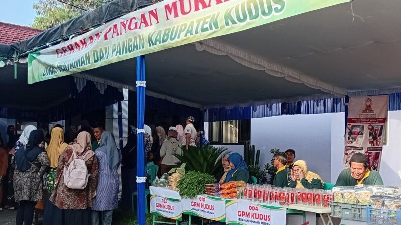 Pemprov Jateng menggelar gerakan pangan murah di Kudus untuk membantu masyarakat mendapatkan bahan pokok dengan harga terjangkau menjelang Lebaran, menyediakan beras, minyak goreng, dan bawang merah dengan harga subsidi.