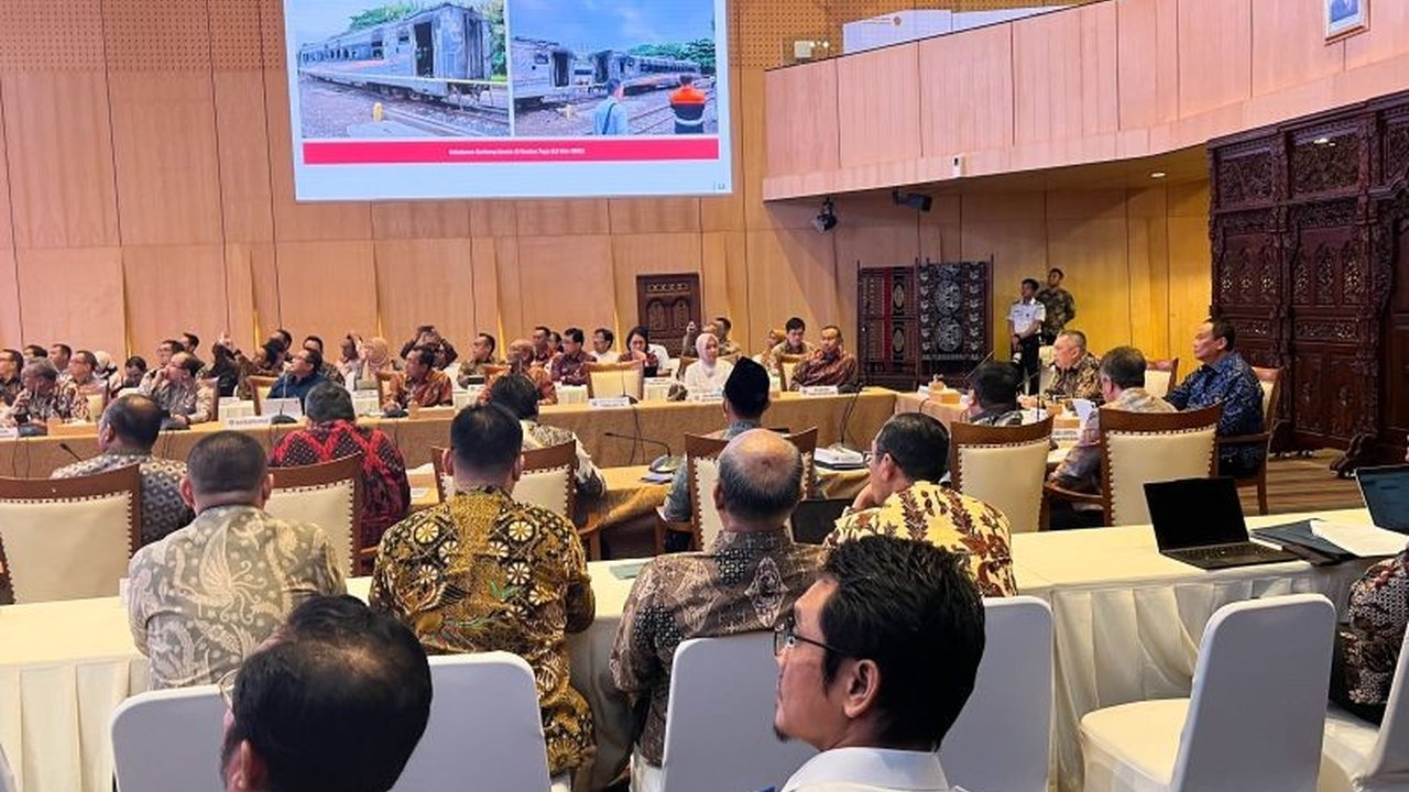 Menteri Perhubungan Dudy Purwagandhi memimpin rapat koordinasi lintas sektor untuk memastikan kelancaran angkutan Lebaran 2025 yang diperkirakan akan diramaikan 146 juta pemudik.