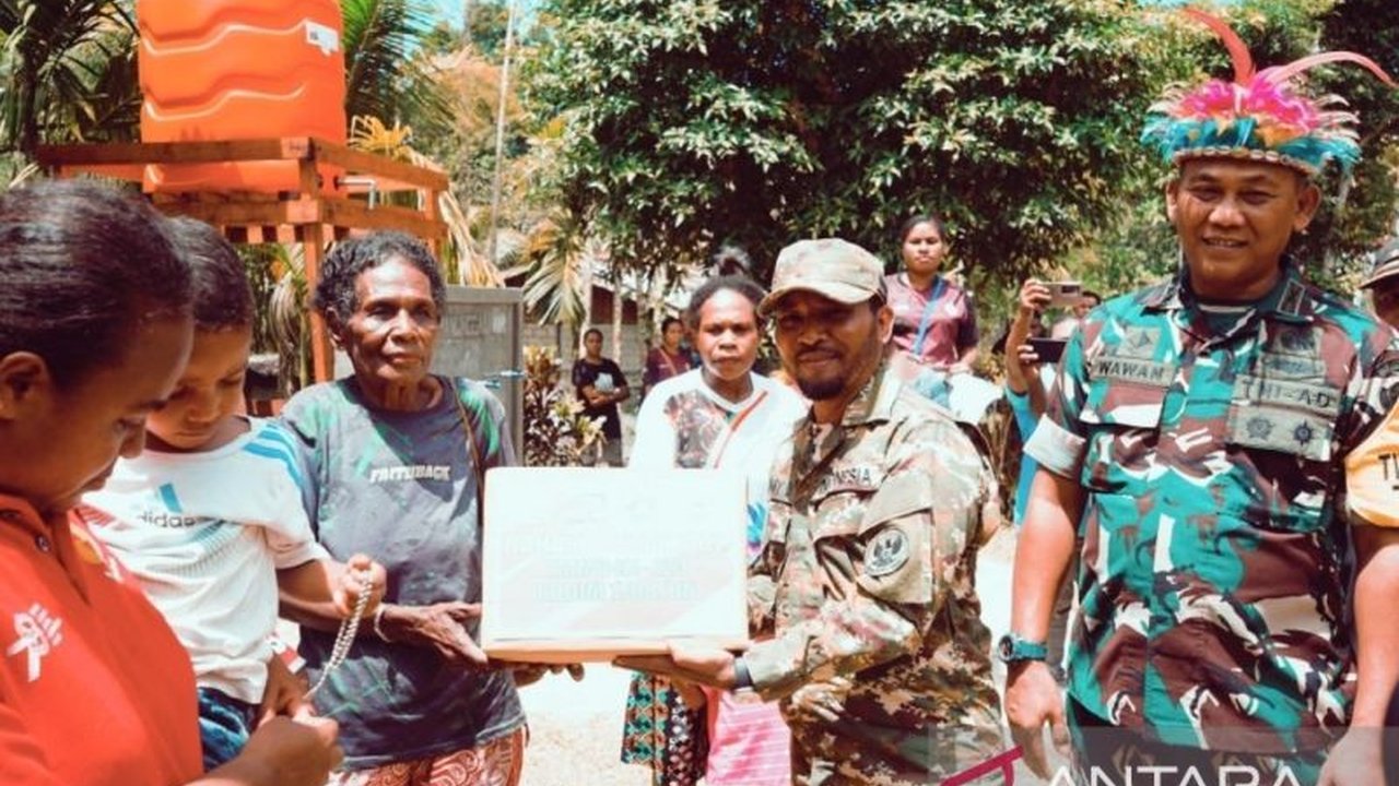 Tim Wasev TMMD Ke-123 salurkan 150 paket makanan tambahan bergizi kepada warga Kampung Kbusdori, Biak Numfor, Papua, sebagai bentuk kepedulian TNI terhadap kesehatan masyarakat.