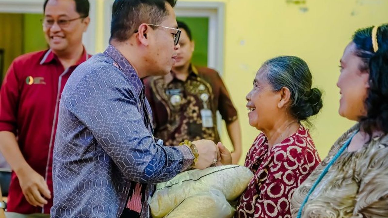 Pemerintah Kota Magelang menyalurkan bantuan 10 ton beras dari Pemprov Jateng kepada 1.000 kepala keluarga kurang mampu menjelang Lebaran untuk meringankan beban ekonomi warga.