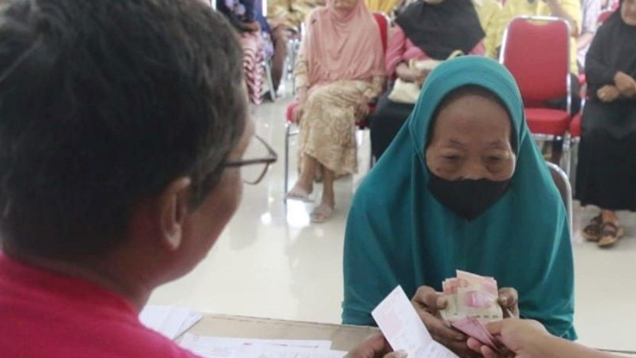 Pemerintah Provinsi Jawa Timur menyalurkan Bantuan Sosial PKH Plus kepada 258 lansia di Kota Madiun, memberikan tambahan Rp500.000 untuk meringankan beban hidup mereka.
