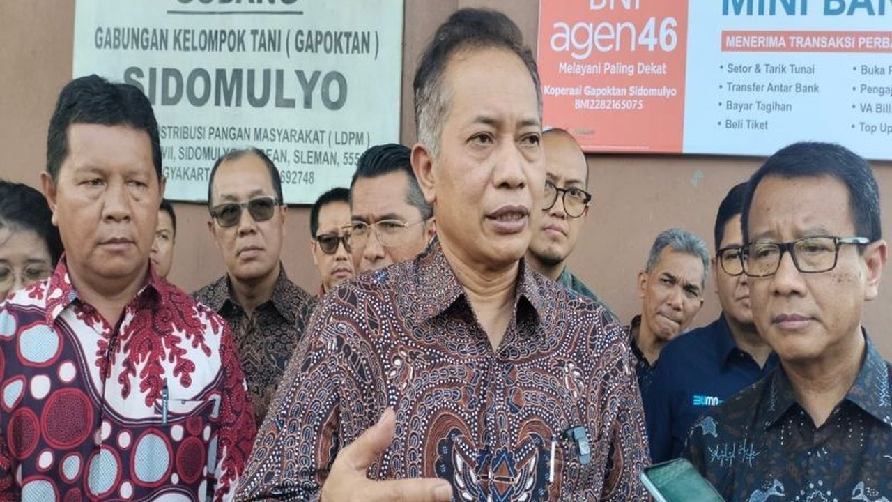 Kementerian Koperasi mengembangkan 11 koperasi di Sleman, Yogyakarta, sebagai percontohan Koperasi Desa Merah Putih untuk meningkatkan perekonomian desa dan mengurangi ketergantungan pada tengkulak.