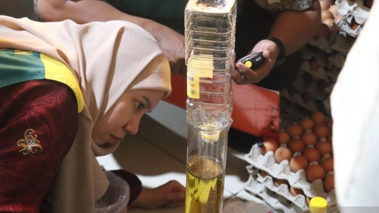 Satgas Pangan Kalimantan Timur menemukan ketidaksesuaian takaran pada minyak goreng kemasan di Pasar Pandan Sari, Balikpapan, dengan kekurangan lebih dari 20 mililiter per kemasan, melebihi batas toleransi yang diizinkan.