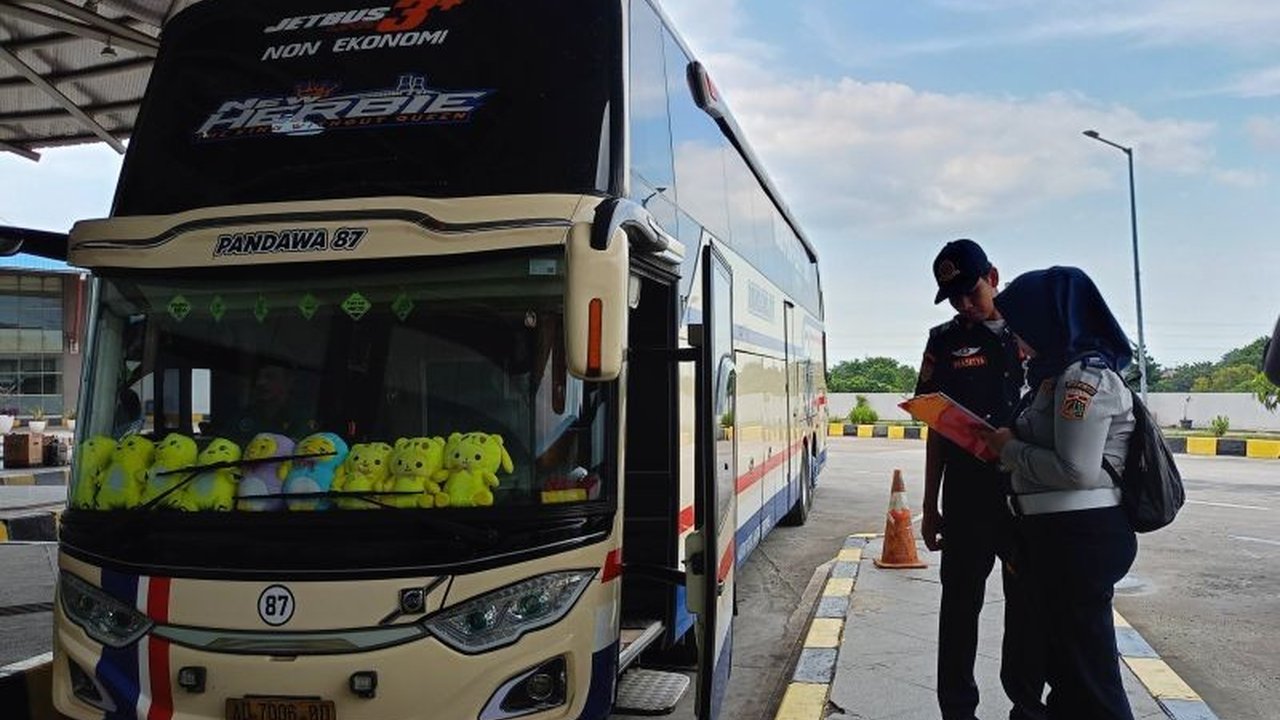 Terminal Pulo Gebang memberlakukan pemeriksaan ketat terkait kelaikan bus untuk mencegah kecelakaan selama mudik Lebaran 2025, dengan empat bus telah dilarang beroperasi.