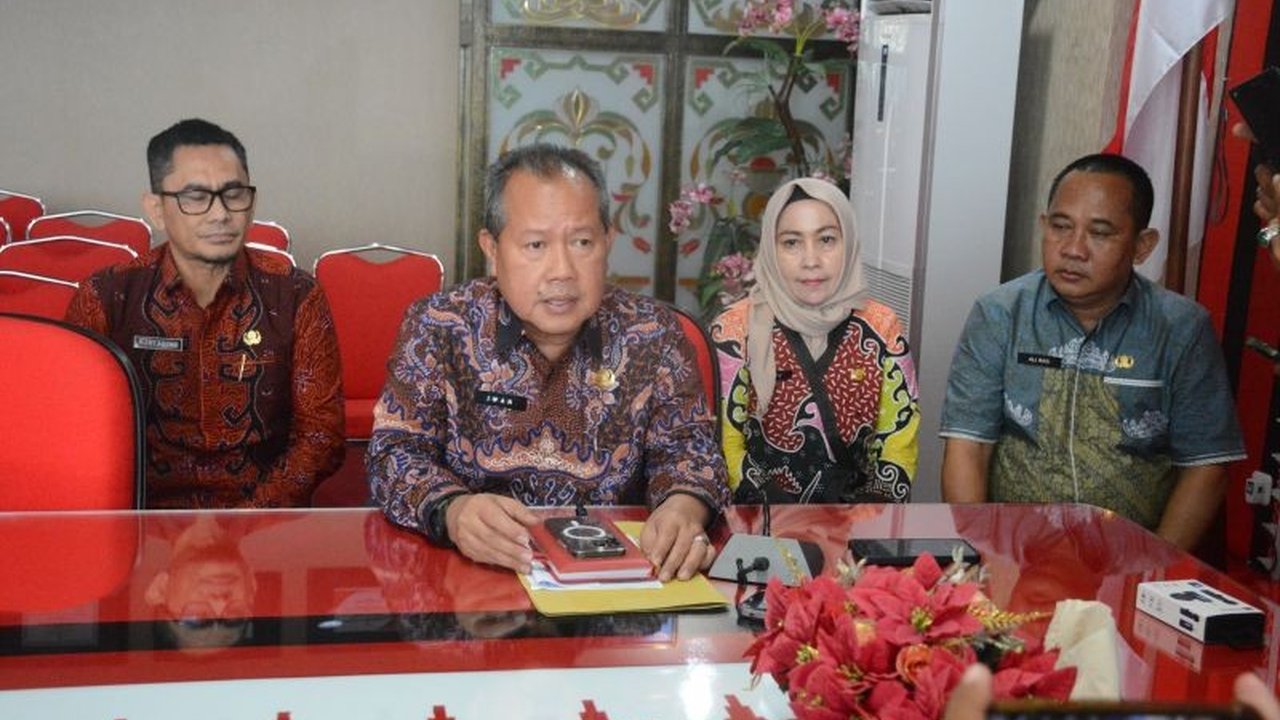 Pemerintah Kota Bandarlampung telah menyiapkan anggaran sekitar Rp50 miliar untuk membayar THR, gaji ke-13, dan tunjangan kinerja bagi 8.000 PNS pada tahun 2025, menandakan perbaikan kondisi keuangan daerah.
