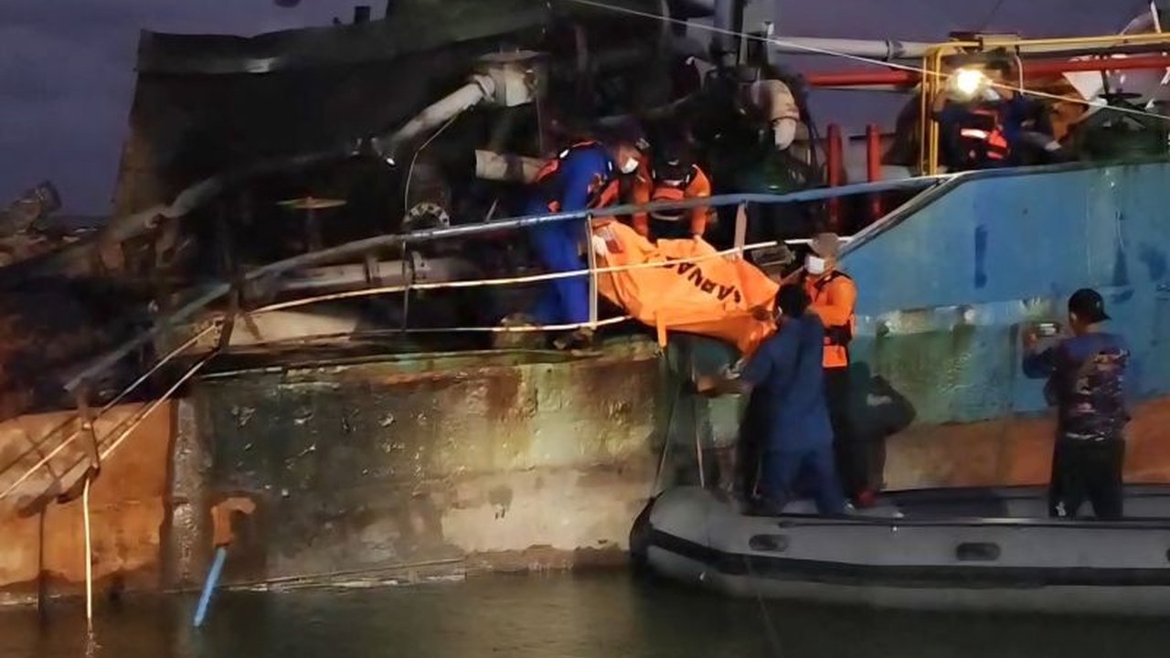 Kebakaran dua kapal di perairan Lamongan mengakibatkan tiga korban meninggal dan satu masih dalam pencarian, sementara 17 lainnya berhasil selamat.