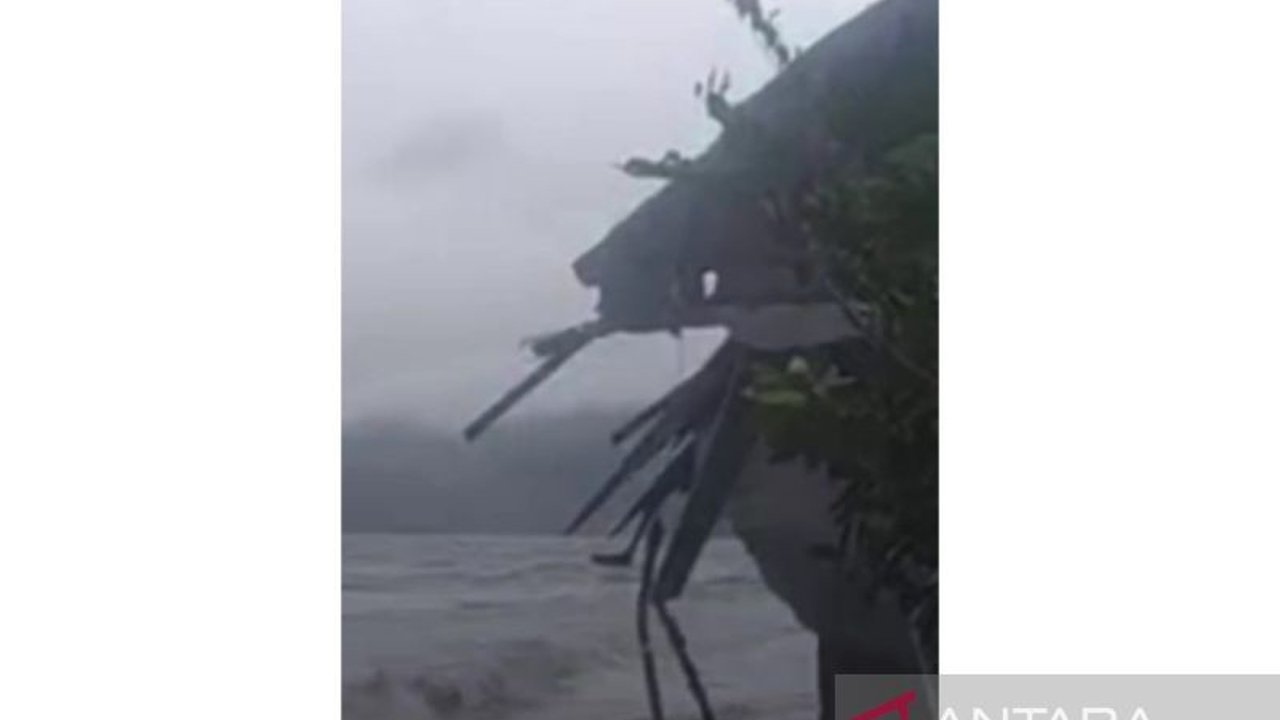 Abrasi hebat di Desa Ngune, Buol, Sulawesi Tengah mengakibatkan 37 keluarga harus direlokasi karena 37 rumah mereka rusak berat akibat hantaman ombak besar.