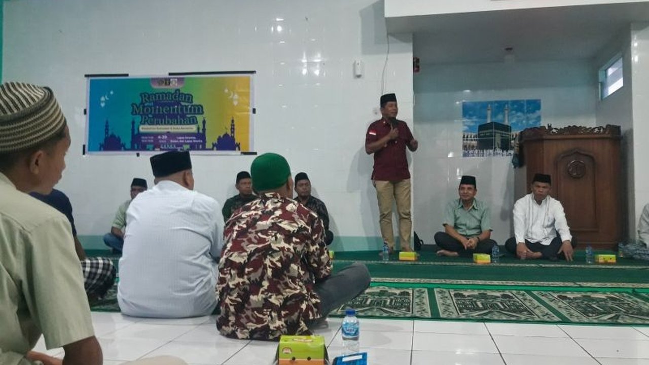 Kepala Kantor Wilayah Ditjenpas NTT, Maliki, mengikuti buka puasa bersama warga binaan Lapas Kupang sebagai penutupan Pesantren Kilat Ramadhan yang meningkatkan kualitas ketakwaan mereka.