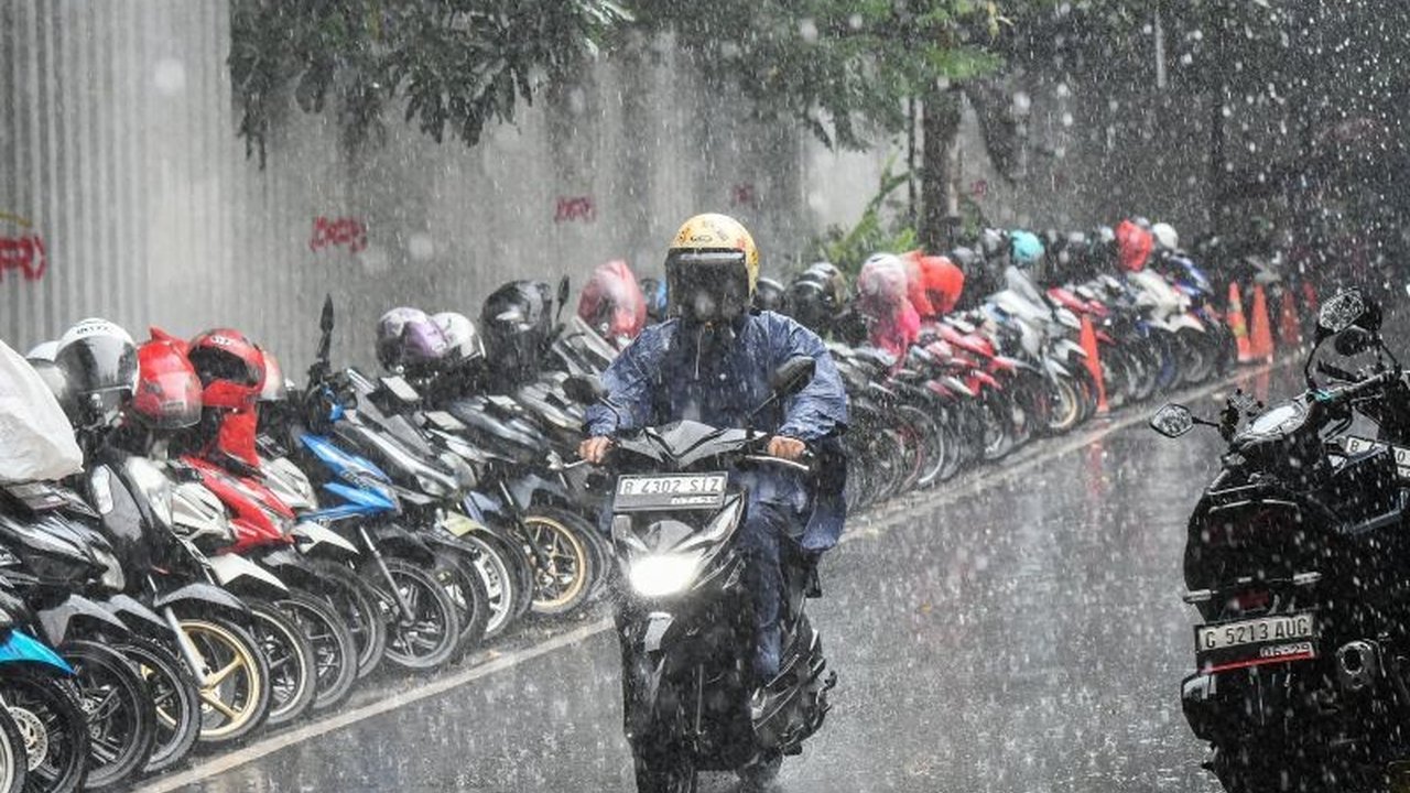 BMKG memprediksi sebagian wilayah Jakarta akan diguyur hujan ringan pada Sabtu siang hingga malam, dengan suhu udara berkisar antara 24-30 derajat Celcius.