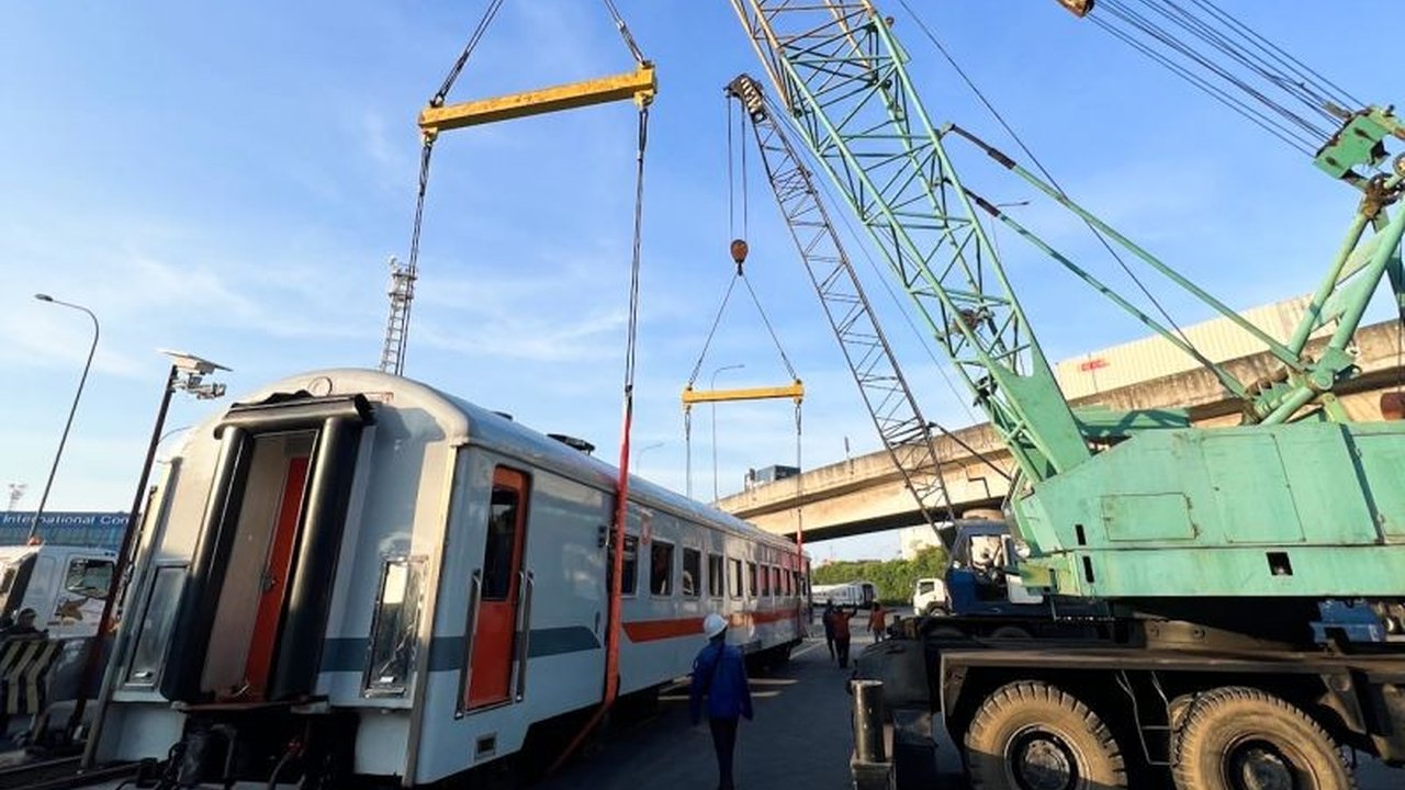 PT KAI Logistik memastikan pengiriman 22 kereta ke Sumatera selesai pada 17 Maret 2025 untuk meningkatkan layanan transportasi jelang Lebaran.