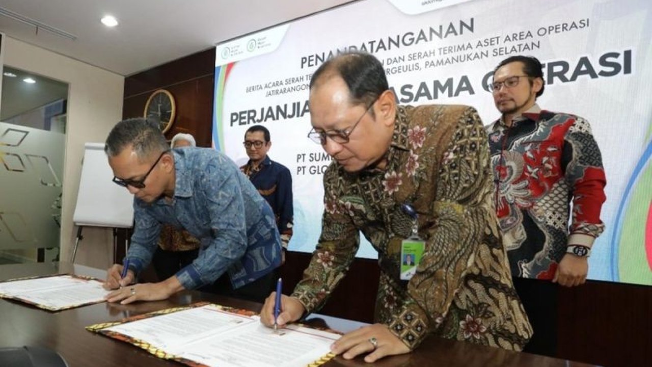 Pertamina EP meningkatkan produksi migas nasional melalui serah terima pengelolaan area operasi dan aset kepada mitra KSO, PT Sumber Migas Nusantara dan PT Global Migas Nusantara, di wilayah Bekasi, Indramayu, dan Subang, Jawa Barat.