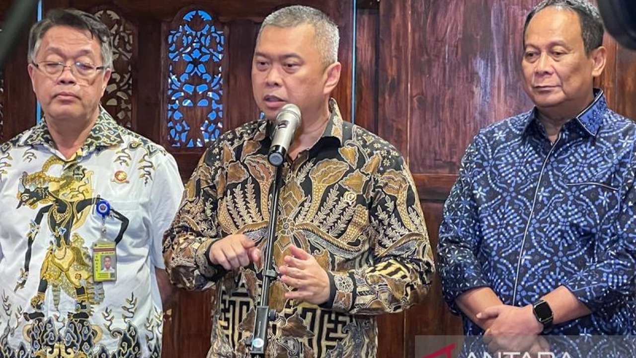 Menteri Perhubungan memastikan Surat Keputusan Bersama (SKB) tentang angkutan barang tetap berlaku untuk menjamin kelancaran arus mudik Lebaran 2025, meskipun ada ancaman mogok nasional dari Aptrindo.