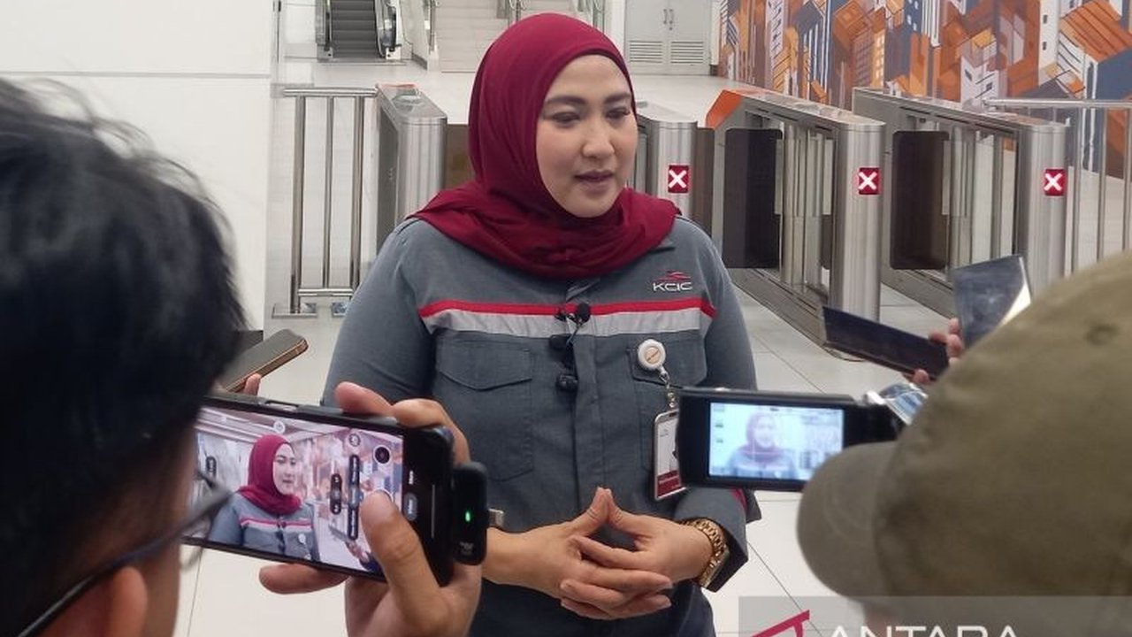 PT Kereta Cepat Indonesia China (KCIC) memperpanjang penjualan tiket Kereta Cepat Whoosh hingga H-25 sebelum keberangkatan untuk memenuhi permintaan masyarakat selama Lebaran, meskipun tren pembelian tiket masih didominasi pembelian H-1 hari keberangkatan